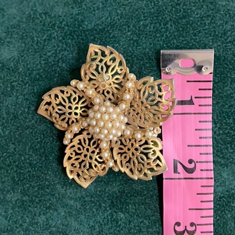 Vintage Brooch or Pendant Matte gold tone w faux baby pearls lovely - Picture 3 of 3